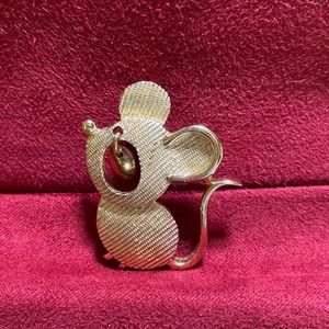 Sarah Coventry gold tone mouse brooch with turnstile closure